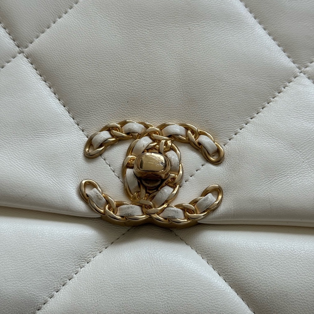 Chanel Ivory Quilted Shoulder Bag with Chain Strap - Picture 2 of 8